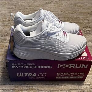 NWT Skechers White Go Run Max Cushioning Sneakers
